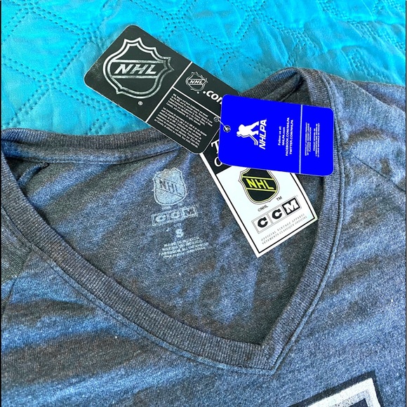 Los Angeles Kings WOMEN V-Neck T-Shirt Crown Logo 🥅🏒 HOCKEY Small t-shirt - Picture 3 of 11